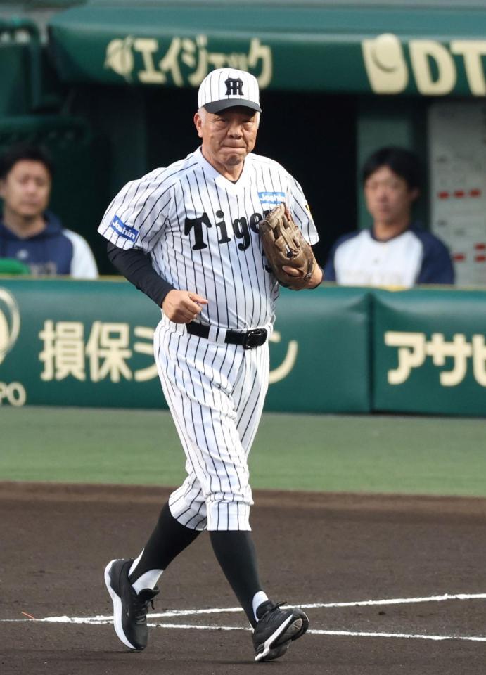 　グラウンドに登場する掛布ＯＢ会長（撮影・中田匡峻）