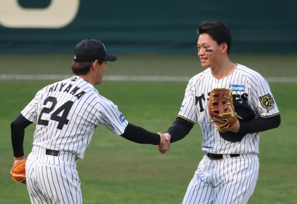 　桧山進次郎氏（左）と握手を交わす森下（撮影・中田匡峻）
