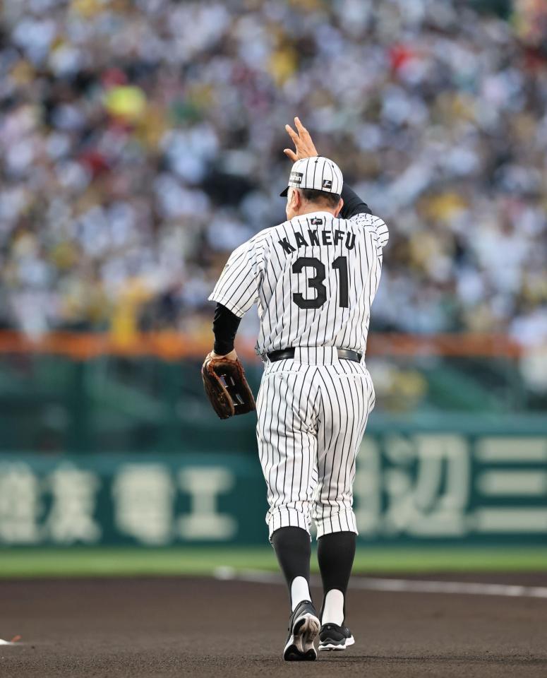 　声援を受けながら三塁へ向かう掛布雅之氏（撮影・田中太一）