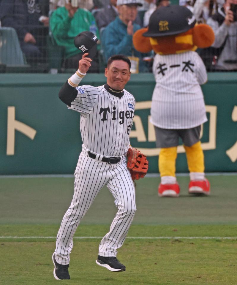 　グラウンドに登場する金本知憲氏（撮影・中田匡峻）