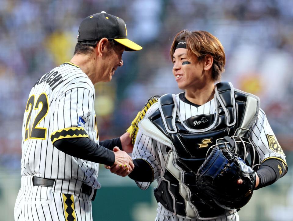 　梅野（右）を激励する田淵幸一氏（撮影・立川洋一郎）