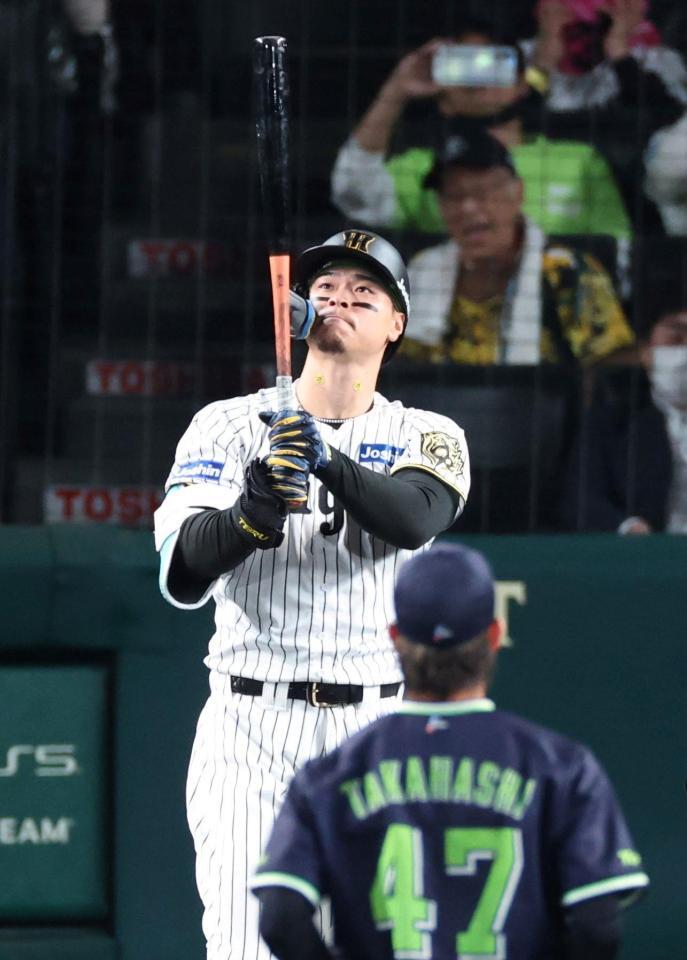 　８回、代打で出場も空振り三振に倒れる佐藤輝（投手は高橋）＝撮影・中田匡峻