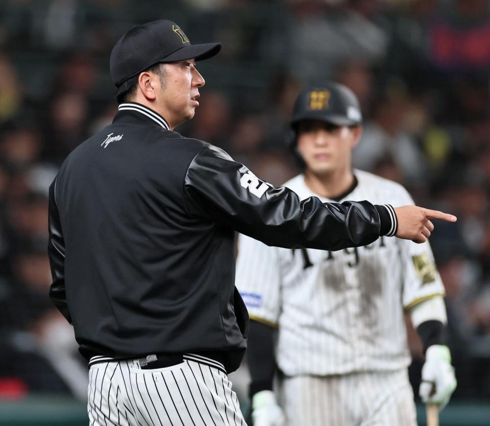 　７回、原口が併殺に倒れ、ベンチから出る藤川監督（撮影・田中太一）