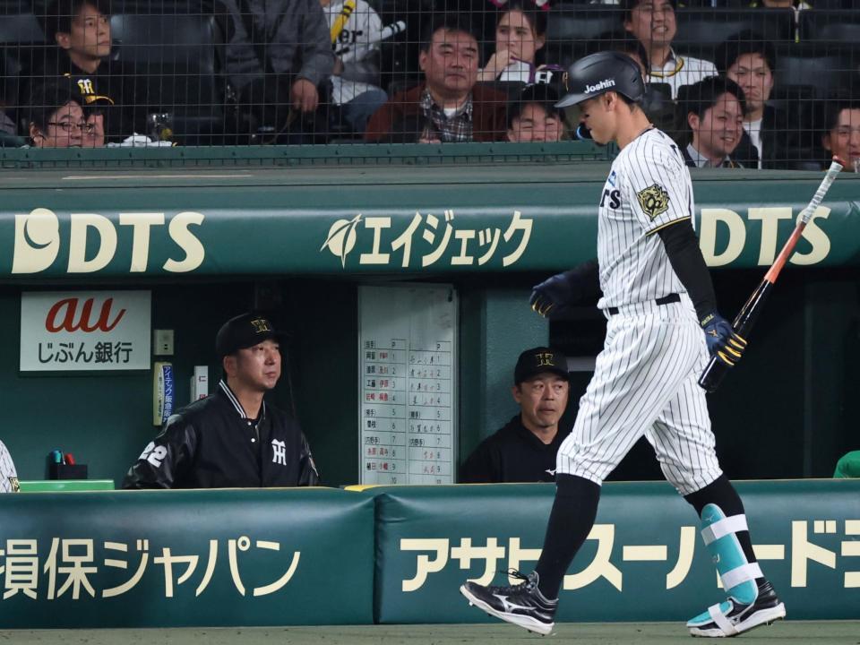 　８回、代打で出場も空振り三振に倒れた佐藤輝（右）とベンチの藤川監督（撮影・中田匡峻）