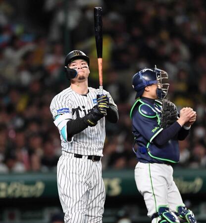 　８回、代打で空振り三振に倒れる佐藤輝（撮影・田中太一）