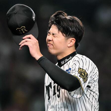 　８回、ヤクルトに先制を許し、悔しがる才木（撮影・田中太一）