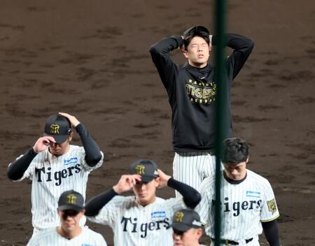 　敗戦後、グラウンドでのあいさつを終え悔しさをにじませて引き揚げる才木（撮影・立川洋一郎）