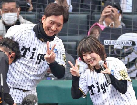 　渡瀬マキ（右）と笑顔でＶサインする藤川監督（撮影・中田匡峻）