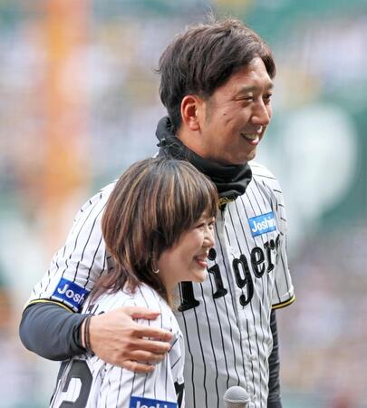 　現役時代の登場曲を歌った渡瀬マキ（左）と記念写真に納まる藤川監督（撮影・立川洋一郎）