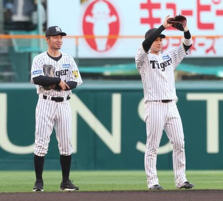 　遊撃のポジションで言葉を交わす鳥谷敬氏（左）と木浪（撮影・立川洋一郎）