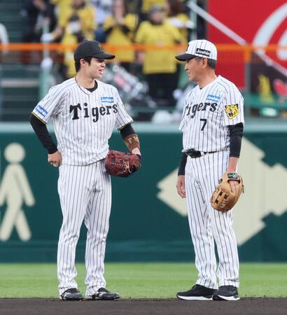 　真弓明信氏（右）と言葉を交わす中野（撮影・立川洋一郎）