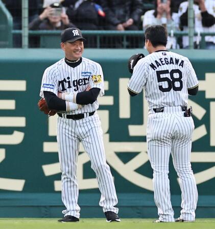 　守備につく前川と話をする金本知憲氏＝８日