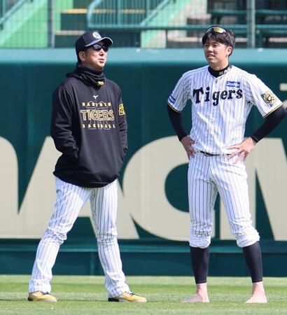 　練習中、才木と話し込む藤川監督（左）＝撮影・北村雅宏