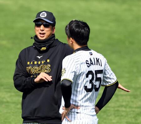 　才木に声を掛ける藤川監督（左）＝撮影・山口登