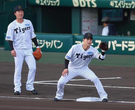 　試合前、シートノックで三塁に入る木浪（左は渡辺）＝撮影・山口登