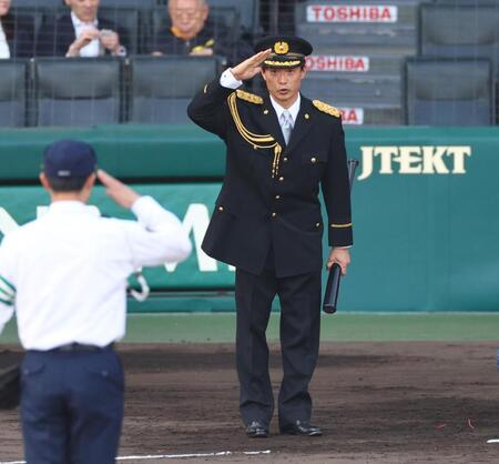 　ファーストピッチセレモニーに登場した桧山進次郎氏（撮影・山口登）