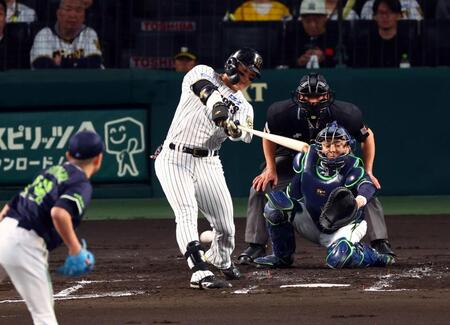 　２回、右前打を放つ前川（投手・石川、捕手・中村悠）＝撮影・山口登