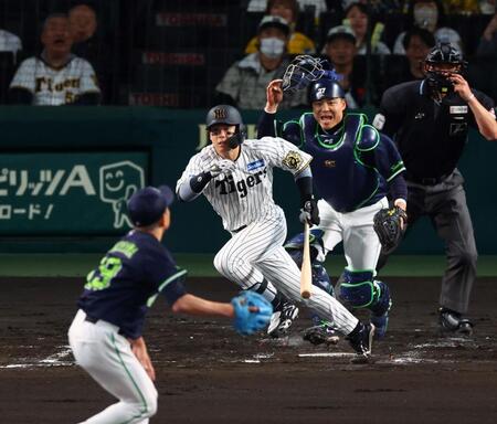 　２回、梅野の投ゴロで石川が本塁に悪送球し阪神が先制する（捕手・中村悠）＝撮影・山口登