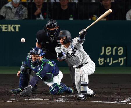 　２回、梅野の投ゴロで石川が本塁に悪送球し阪神が先制する（捕手・中村悠）＝撮影・山口登