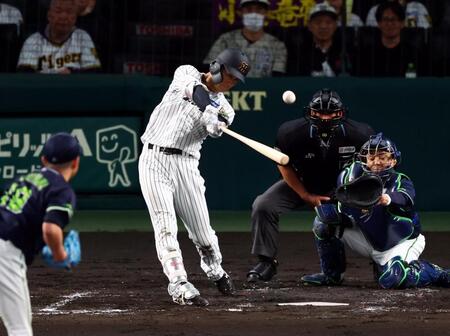 　２回、犠飛を放つ小幡（投手・石川、捕手・中村悠）＝撮影・山口登