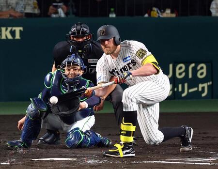 　２回、スクイズを決めるビーズリー（捕手・中村悠）＝撮影・山口登