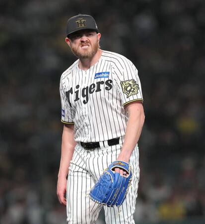 　４回を終え、顔をしかめながらベンチに戻るビーズリー（撮影・北村雅宏）