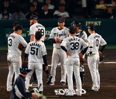 　６回、藤川監督（中央）はビーズリーを降板させる（撮影・山口登）