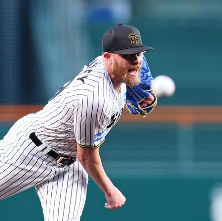 　力投するビーズリー（撮影・立川洋一郎）