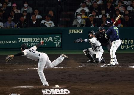 　６回、工藤が暴投し梅野が捕球できず失点する（打者・山田）＝撮影・山口登