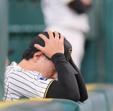 　６回途中、マウンドを降り、ベンチで頭を抱える工藤（撮影・北村雅宏）