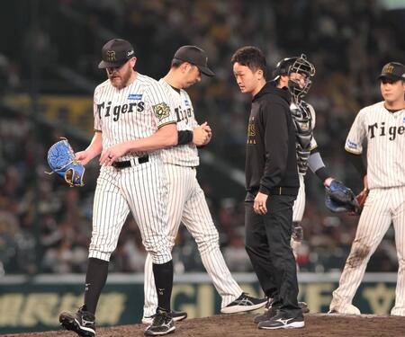 　６回途中、交代を告げられてマウンドを後にするビーズリー（左）＝撮影・北村雅宏