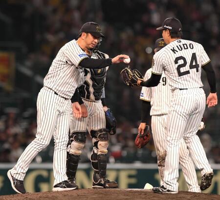 　６回途中、ビーズリーから工藤に継投する藤川監督（左）＝撮影・北村雅宏