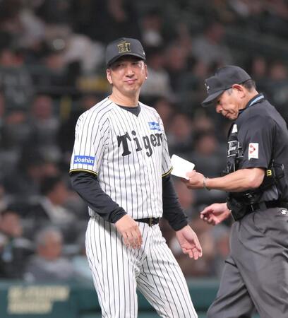 　６回を終えて選手交代を告げる藤川監督（撮影・北村雅宏）