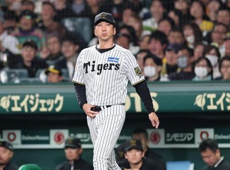 　６回、工藤の交代を告げマウンドへ向かう藤川監督（撮影・田中太一）