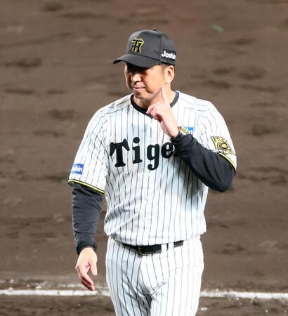 　６回、同点に追いつかれて投手を交代させ、ベンチへ引き揚げる藤川監督（撮影・立川洋一郎）