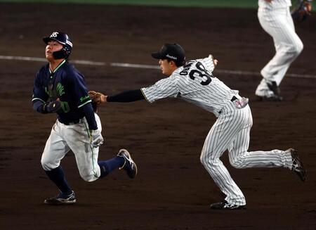 　９回、小幡は丸山和の打球を捕球し二塁走者の赤羽をタッチアウトにする（撮影・山口登）