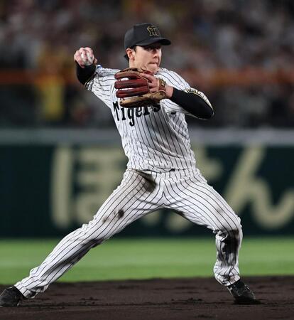 　８回、増田の打球を好捕し送球する小幡（撮影・田中太一