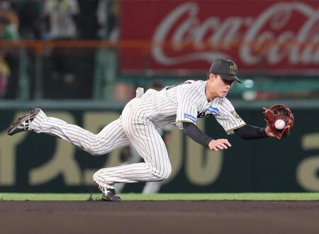 　８回、オスナのゴロを好捕し、アウトにする小幡（撮影・北村雅宏）