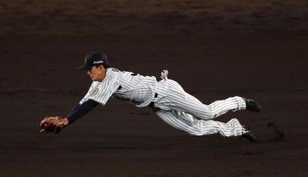 　８回、小幡はオスナの打球を好捕し一塁アウトにする（撮影・山口登）