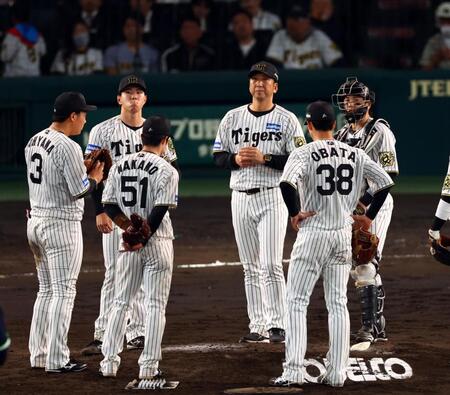 　６回、藤川監督から降板を告げられた工藤（中央左）は渋い表情を見せる（撮影・山口登）