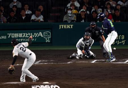 　６回、工藤の暴投を梅野が捕球できず失点する（打者・サンタナ）＝撮影・山口登