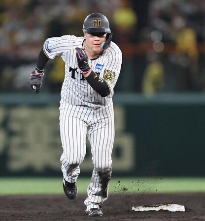 　３回、二盗を決めた大山は悪送球の間に三塁へ走る（撮影・田中太一）