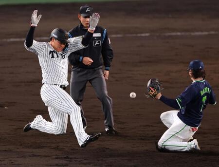 　３回、盗塁を決める大山（野手・長岡）＝撮影・山口登