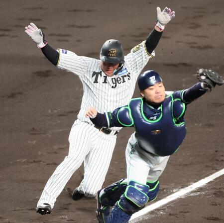 　２回、梅野の投ゴロで生還する大山（撮影・立川洋一郎）