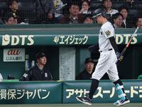 　８回、代打で出場も空振り三振に倒れた佐藤輝（右）とベンチの藤川監督（撮影・中田匡峻）