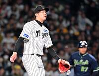 ８回表ヤクルト２死一、二塁、サンタナに適時打を浴びて肩を落とす阪神・才木（撮影・大田将之）