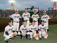 　前列左から、金本知憲氏、鳥谷敬氏、桧山進次郎氏、赤星憲広氏。後列左から、掛布雅之氏、田淵幸一氏、藤田平氏、真弓明信氏