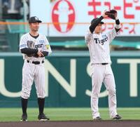 　遊撃のポジションで言葉を交わす鳥谷敬氏（左）と木浪（撮影・立川洋一郎）