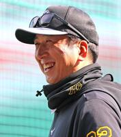 　練習中に笑顔を見せる藤川監督（撮影・北村雅宏）
