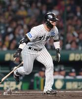 　２回、右前打を放つ前川（撮影・北村雅宏）